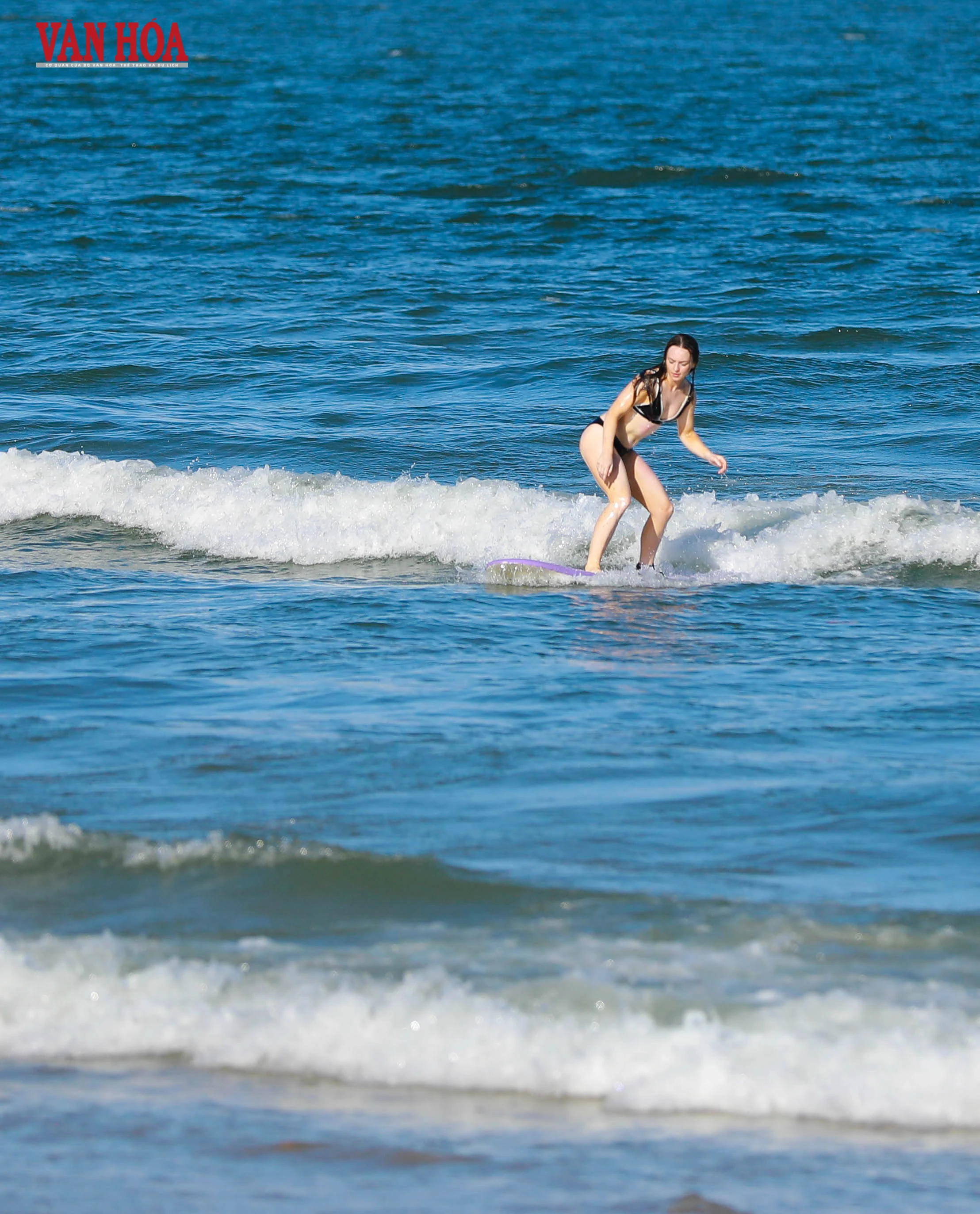 Biển Mỹ Khê nhộn nhịp trở lại sau bão số 13 - Hình 10