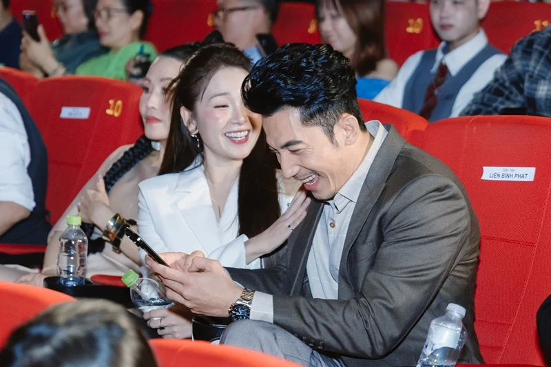 Cặp sao Việt bị đồn phim giả tình thật vì ngọt từ phim đến đời, ai nấy mê mệt ánh mắt của nhà trai - Hình 7