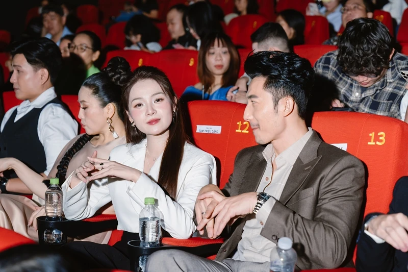 Cặp sao Việt bị đồn phim giả tình thật vì ngọt từ phim đến đời, ai nấy mê mệt ánh mắt của nhà trai - Hình 6