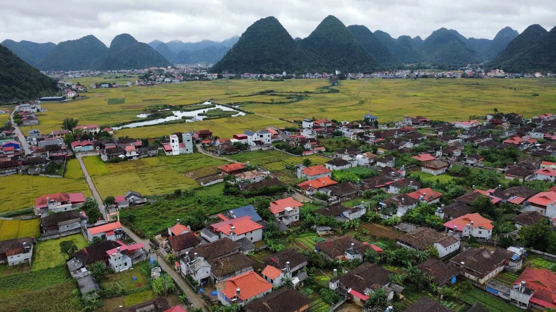 Khám phá ngôi làng 400 nóc nhà của người Tày tại Làng du lịch tốt nhất thế giới - Hình 1