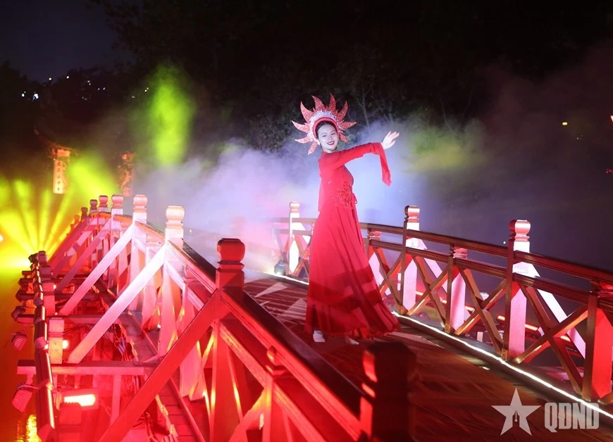 Sức hút đặc biệt của Ngọc Sơn - đêm huyền bí - Hình 4