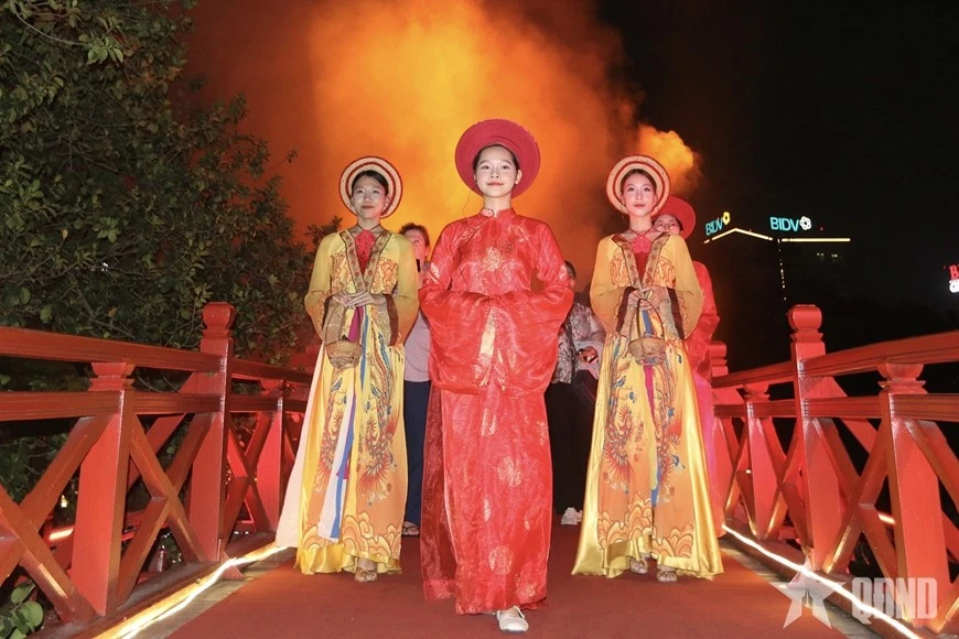 Sức hút đặc biệt của Ngọc Sơn - đêm huyền bí - Hình 3