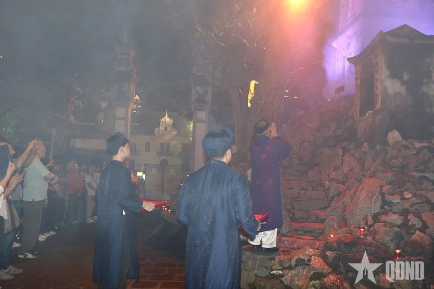 Sức hút đặc biệt của Ngọc Sơn - đêm huyền bí - Hình 2