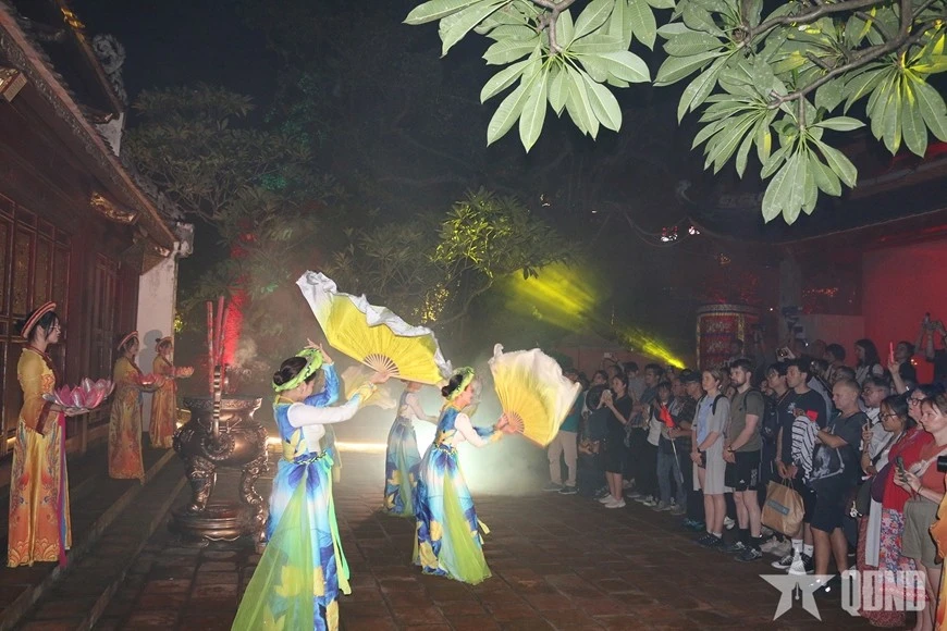 Sức hút đặc biệt của Ngọc Sơn - đêm huyền bí - Hình 6