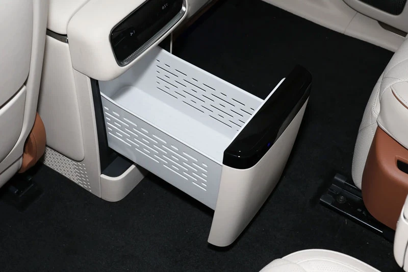 SUV siêu sang giá gần 1,7 tỷ đồng, cạnh tranh với Rolls-Royce Cullinan - Hình 8