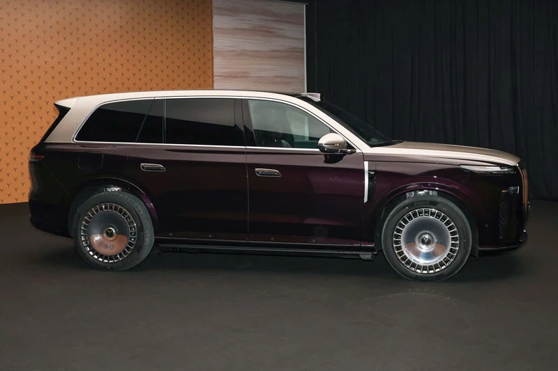 SUV siêu sang giá gần 1,7 tỷ đồng, cạnh tranh với Rolls-Royce Cullinan - Hình 3