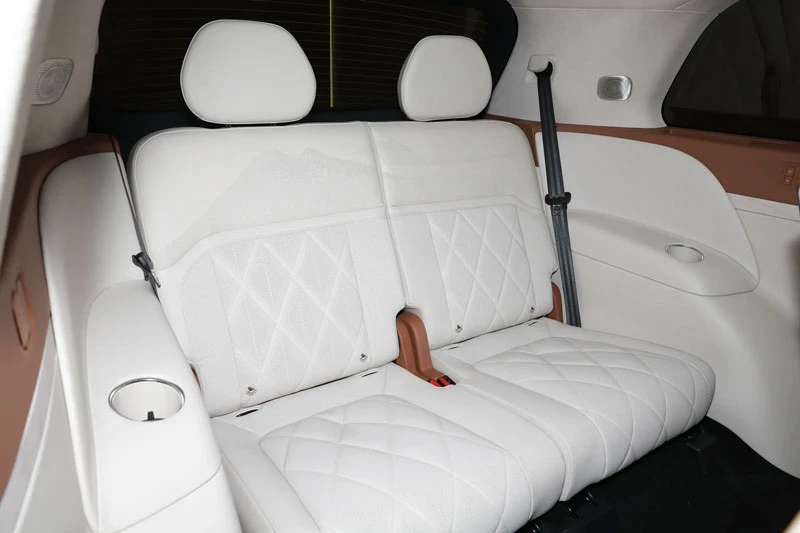 SUV siêu sang giá gần 1,7 tỷ đồng, cạnh tranh với Rolls-Royce Cullinan - Hình 9