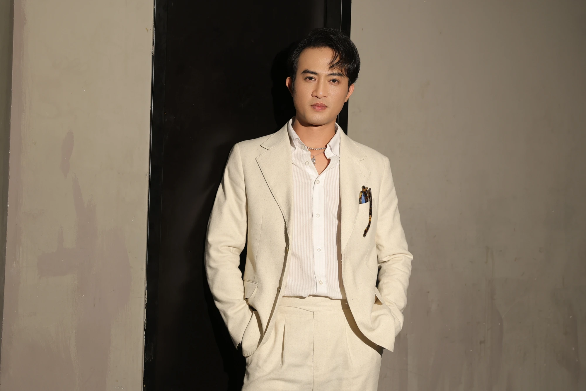 Thảm đỏ HOT nhất hôm nay: Doãn Quốc Đam lên đồ đúng chuẩn tổng tài, Quỳnh Châu - Trâm Anh hóa nàng thơ ngọt ngào - Hình 2