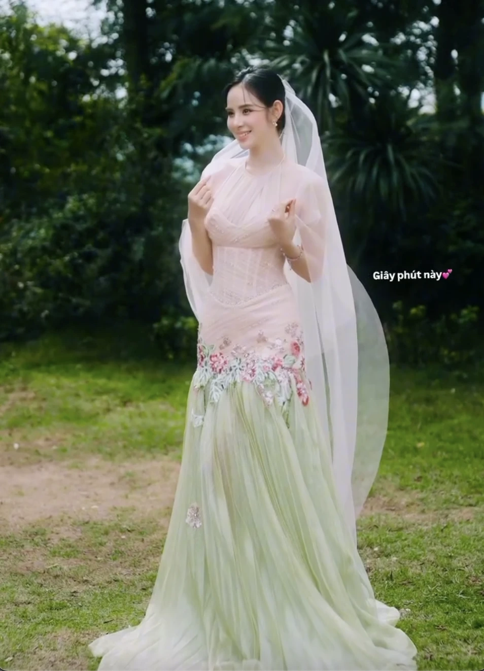 Thêm 1 mỹ nhân Việt công khai ảnh cưới với thiếu gia tập đoàn lớn! - Hình 1
