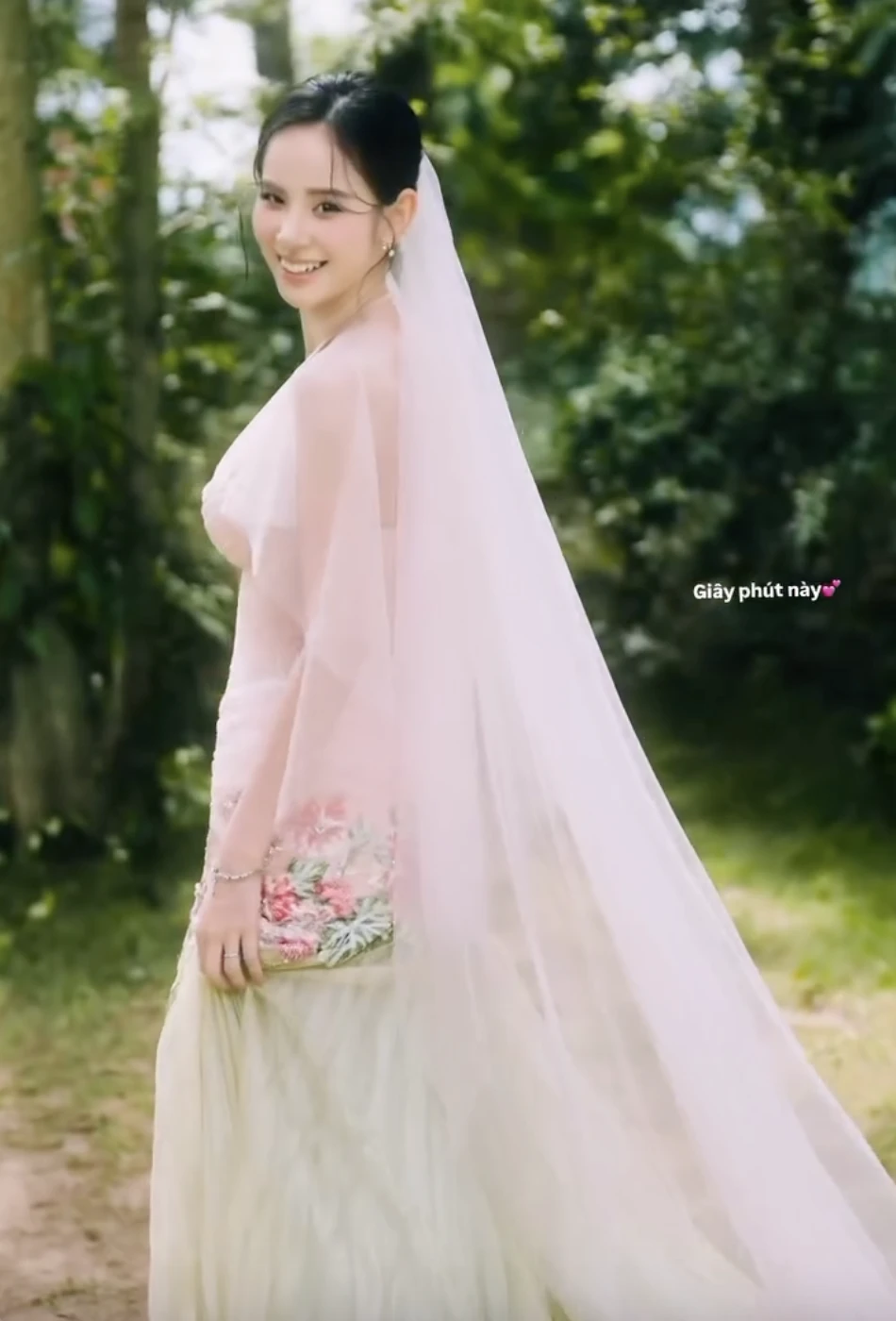Thêm 1 mỹ nhân Việt công khai ảnh cưới với thiếu gia tập đoàn lớn! - Hình 2