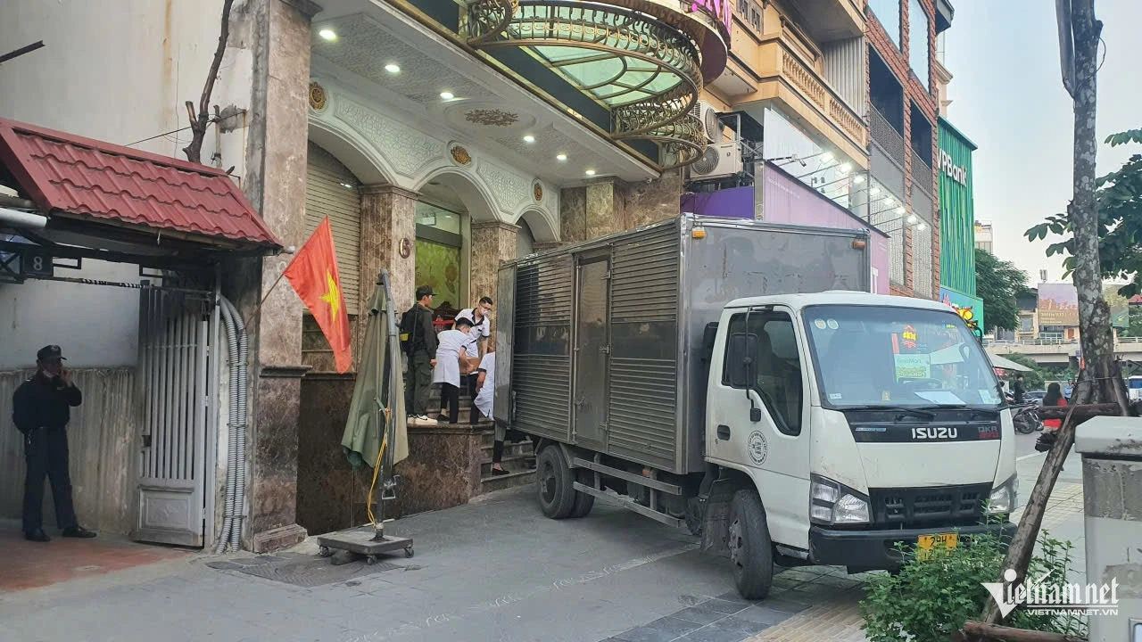 Hàng chục thùng tài liệu được đưa ra khỏi thẩm mỹ viện Mailisa ở Hà Nội - Hình 4