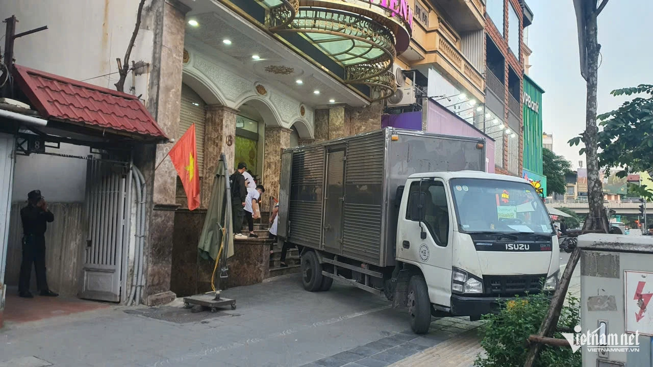 Hàng chục thùng tài liệu được đưa ra khỏi thẩm mỹ viện Mailisa ở Hà Nội - Hình 1