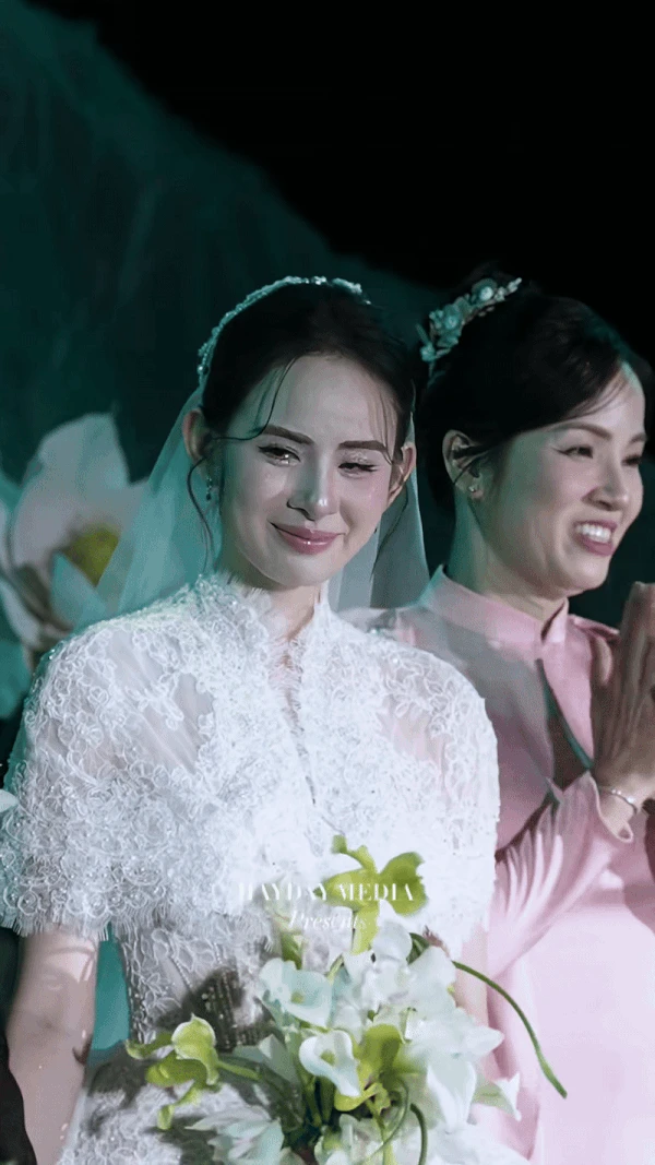 Khoảnh khắc hiếm: Bố chồng Hương Liên phát biểu trong đám cưới, nói gì mà con dâu bật khóc? - Hình 1