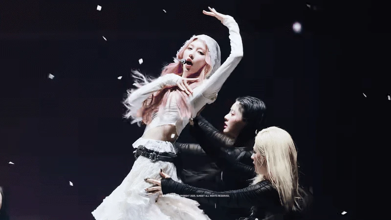 Nữ thần Kpop có mái tóc được ví như cơ thể sống, chung nhóm thì tàng hình nhưng đứng 1 mình chấp luôn Jang Wonyoung - Hình 1