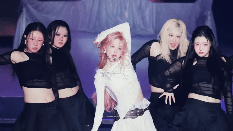 Nữ thần Kpop có mái tóc được ví như cơ thể sống, chung nhóm thì tàng hình nhưng đứng 1 mình chấp luôn Jang Wonyoung - Hình 2