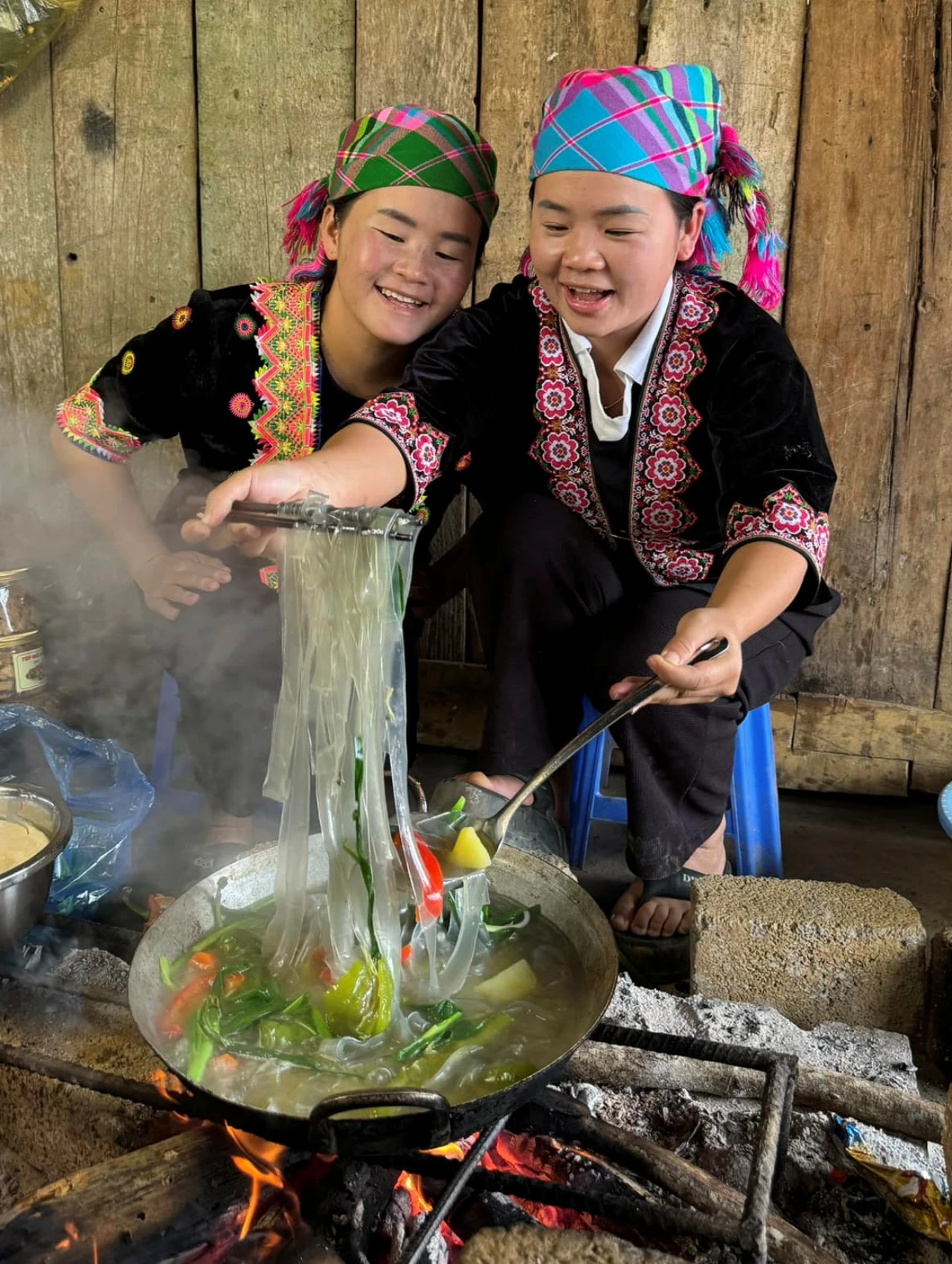 Từ món quà 900 nghìn của chồng, cô gái Mông đổi đời, giúp cả bản bán nông sản - Hình 2