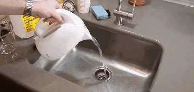 Đổ nước nóng vào bồn rửa bát: Hành động đáng lẽ phải bị cấm, rất tiếc nhiều người vẫn làm - Hình 1