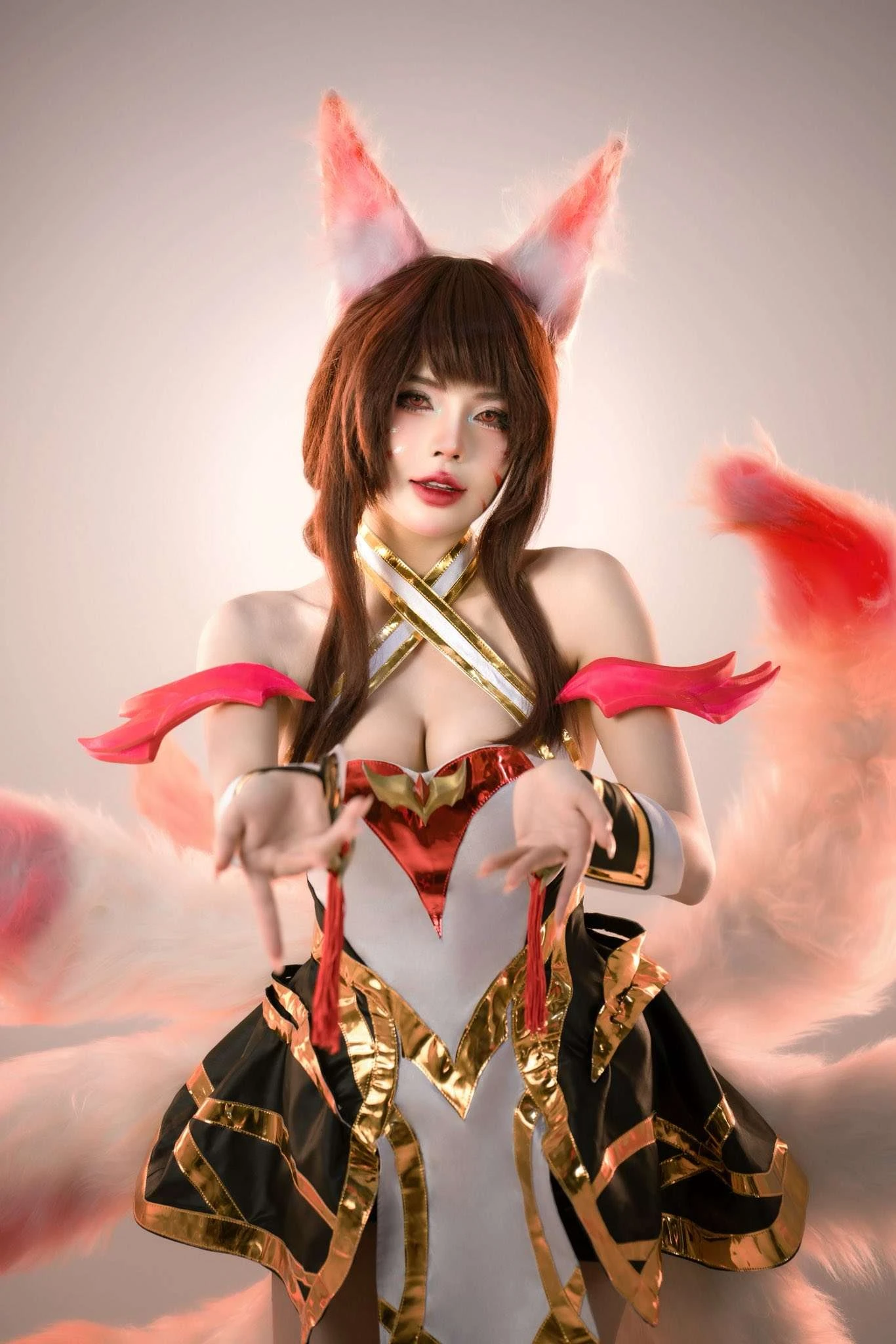 Mai Dora cosplay Ahri tung chiêu tranh sủng - Hình 4