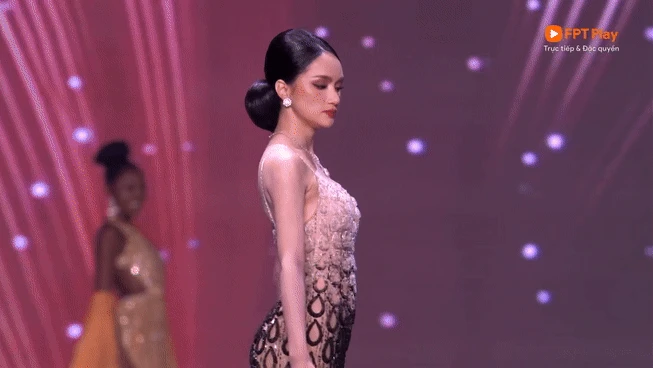 Bán kết Miss Universe: Hương Giang trình diễn cực bốc lửa, 1 thí sinh mặc kín mít thi bikini - Hình 3