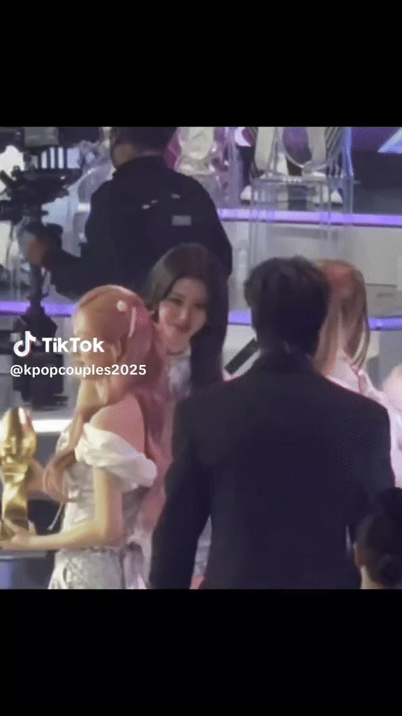 Lộ clip công chúa Kpop liếc mắt đưa tình với nam thần showbiz, cặp đôi Cõng Anh Mà Chạy vậy là toang? - Hình 2
