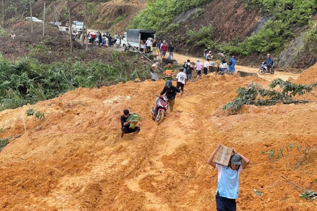 Bùn đất từ đồi bất ngờ đổ ập xuống vùi máy múc, tài xế thoát nạn - Hình 2