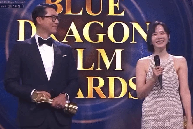 Khoảnh khắc lại gần bên anh gây sốt của Son Ye Jin và Hyun Bin - Hình 1