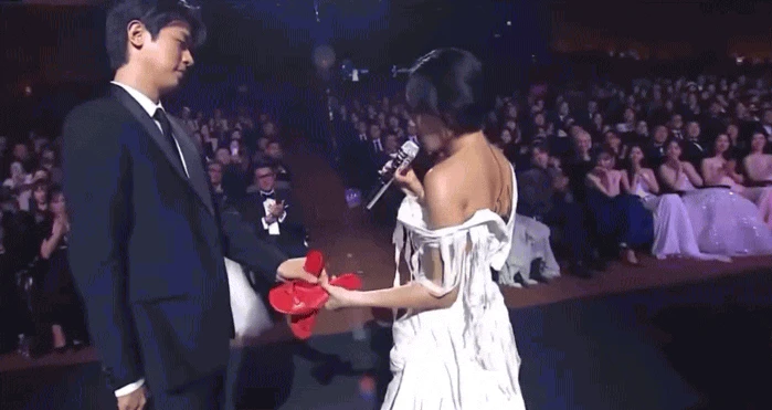 Màn trình diễn phát ngượng cả Rồng Xanh, dàn minh tinh hạng S ngồi vô tri - Hình 2