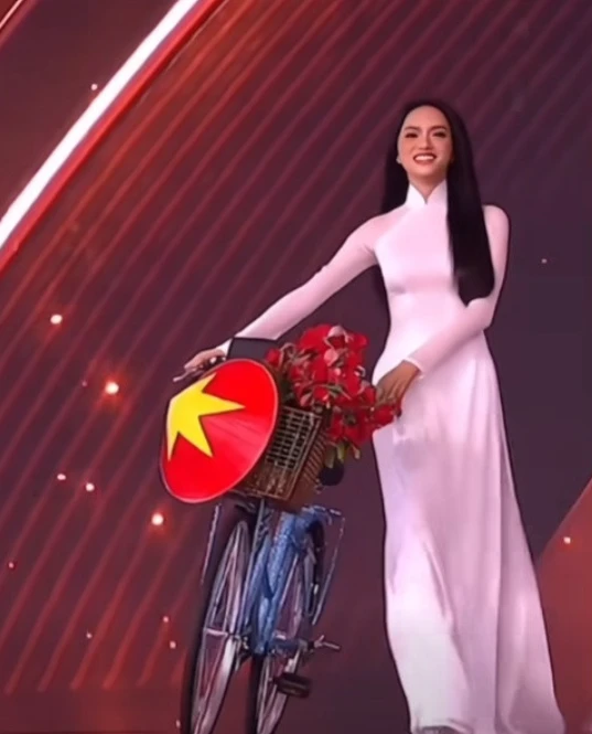 Top 10 Trang phục Dân tộc ấn tượng tại MU 2025, Hương Giang có đang bị lép vế? - Hình 2