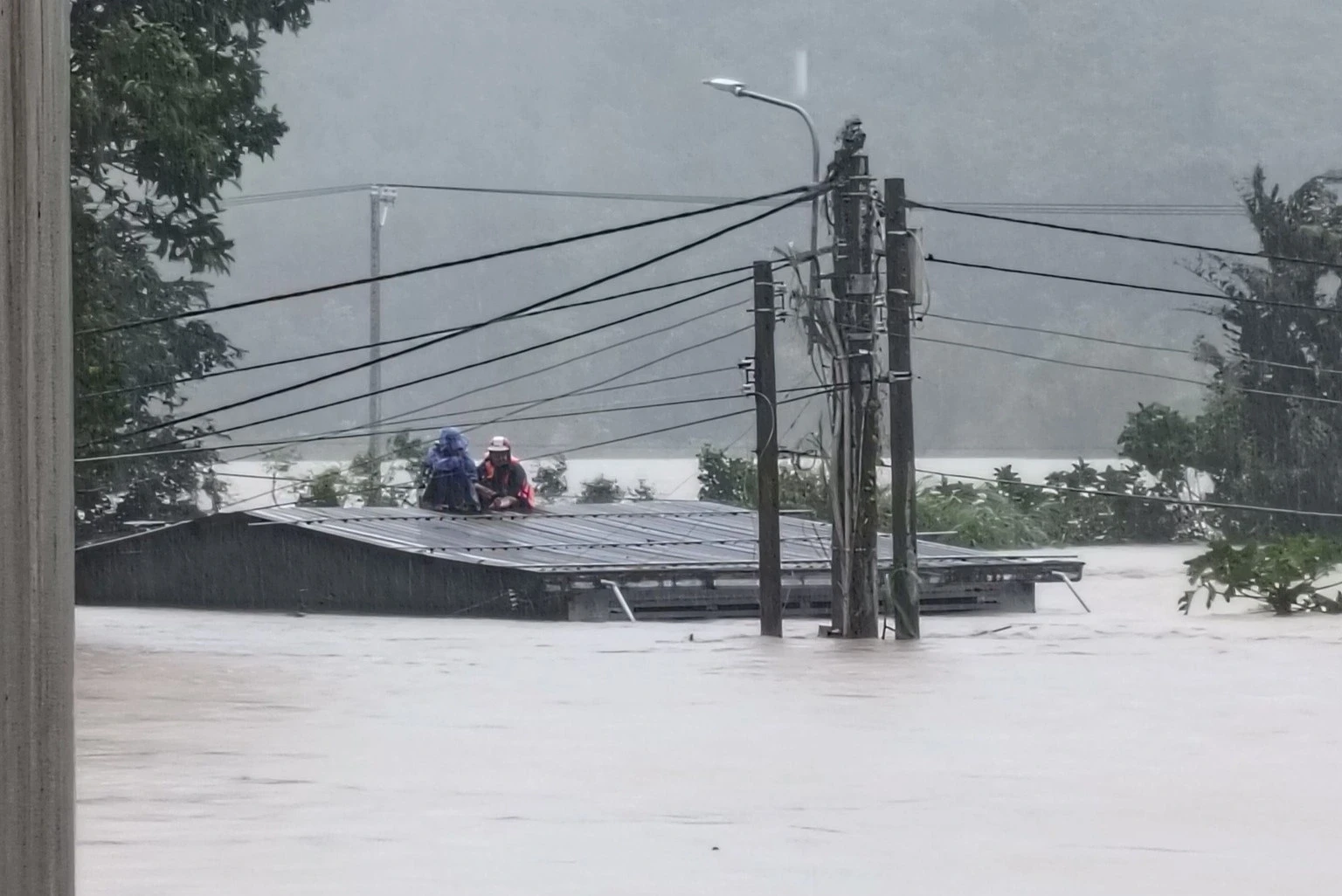 Phú Yên cũ: Chìm trong lũ, trẻ em và người già đói rét kêu cứu giữa biển nước - Hình 2