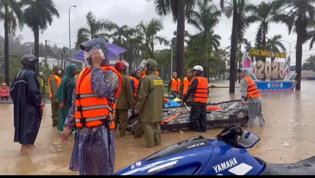 Phú Yên cũ: Chìm trong lũ, trẻ em và người già đói rét kêu cứu giữa biển nước - Hình 3