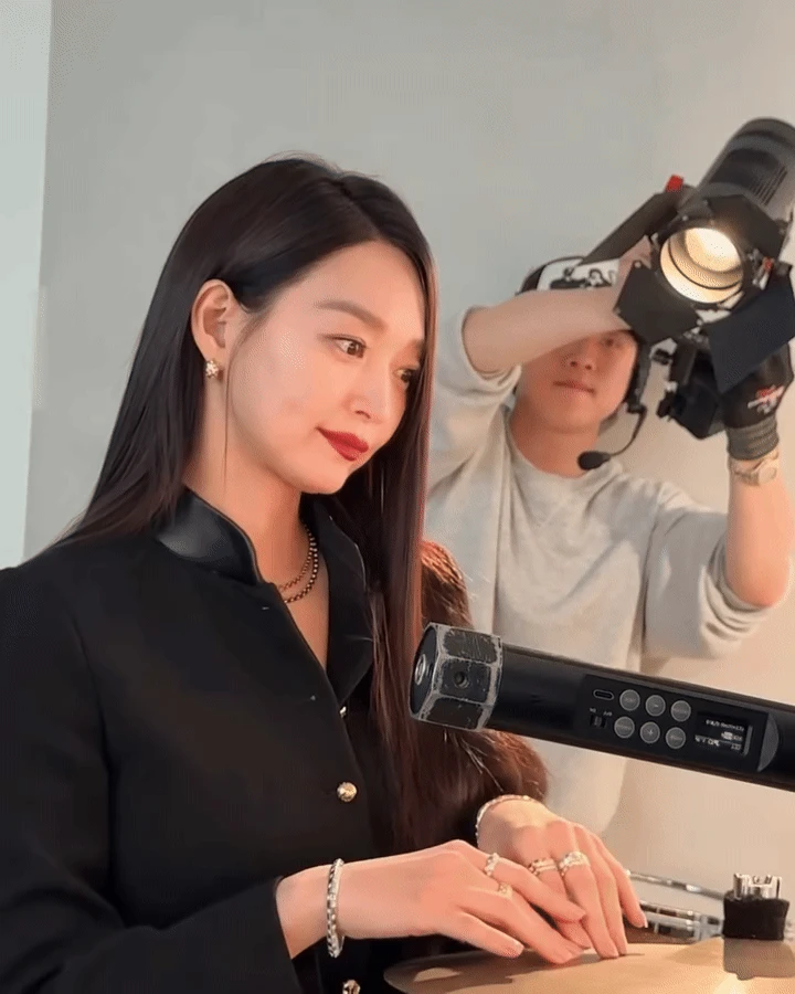 Trong 7 chiếc nhẫn Shin Min Ah khoe, nhẫn nào là nhẫn đính hôn với Kim Woo Bin? - Hình 1