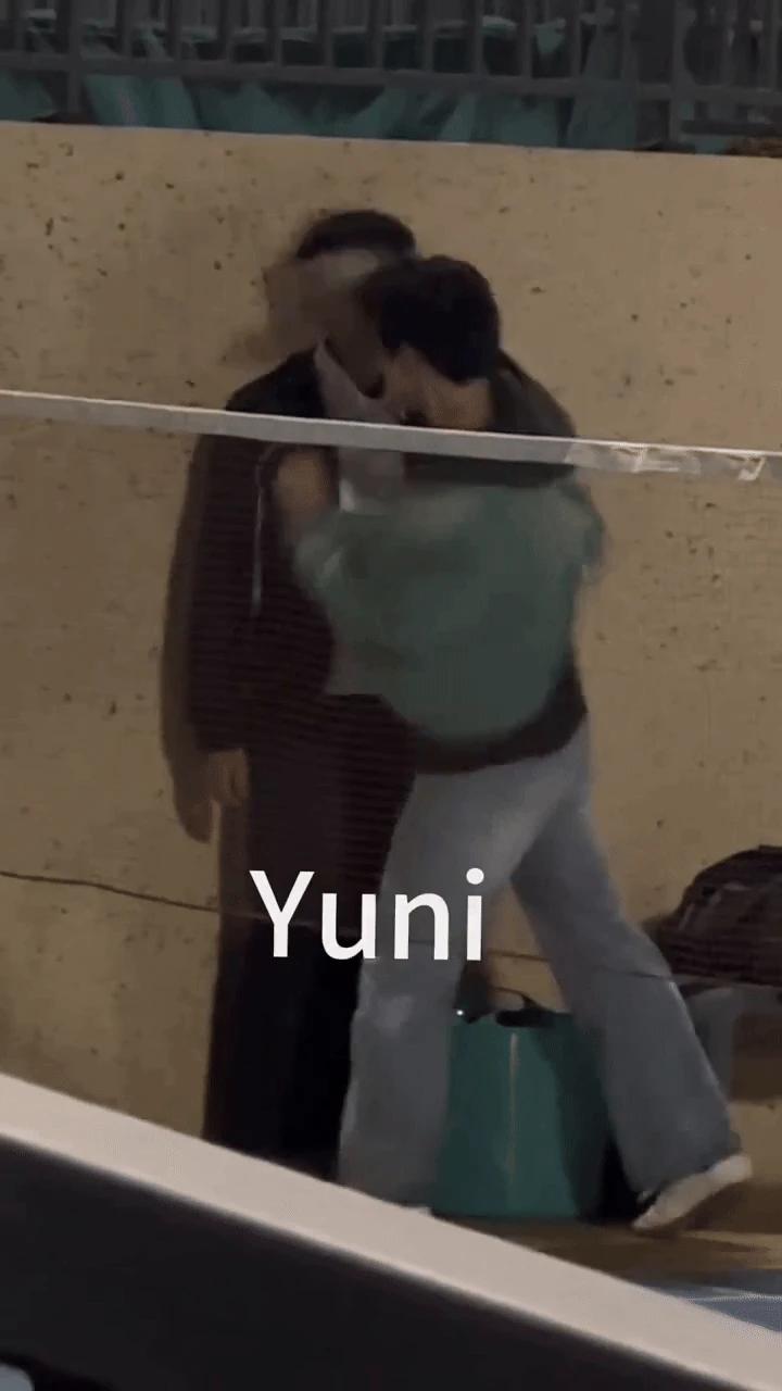 Clip sốc: Nam diễn viên 2k4 ngã khuỵu vì bị đồng nghiệp đấm mạnh vào mặt - Hình 1