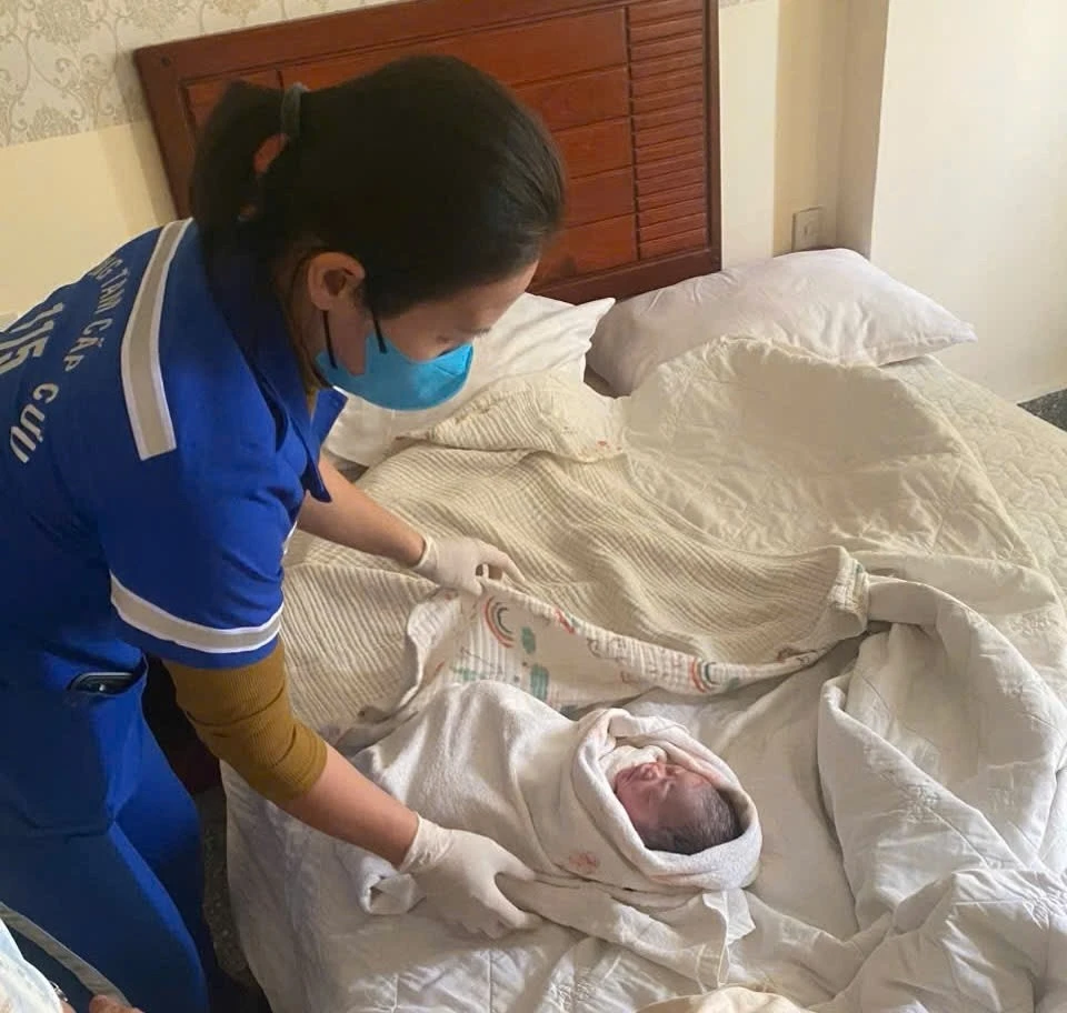 Em bé chào đời ngay tại khách sạn sơ tán lũ ở Nha Trang - Hình 1