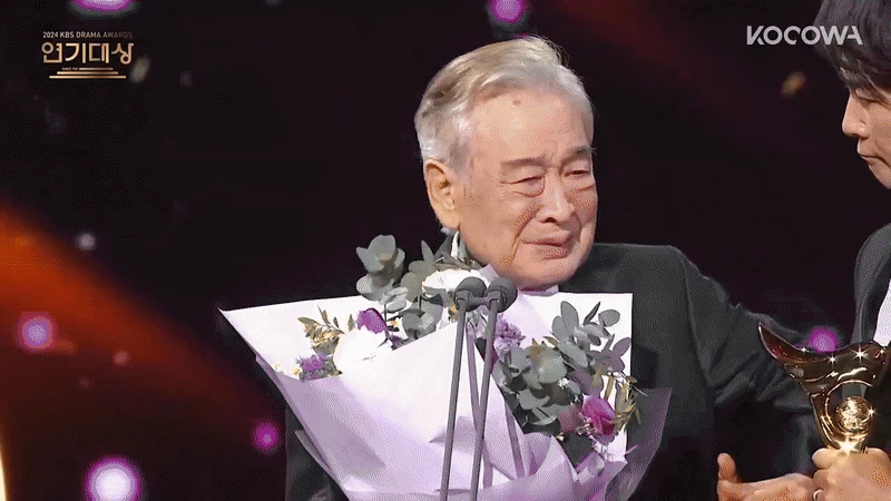 Lần cuối cùng ông nội quốc dân Lee Soon Jae xuất hiện trên sân khấu, cả dàn sao Hàn đều bật khóc xúc động - Hình 3