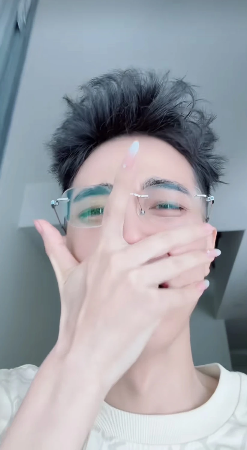 Hồng Sơn khóc lóc lên mạng vay tiền khán giả, bị dân anh chị bao vây vì đổ nợ - Hình 2