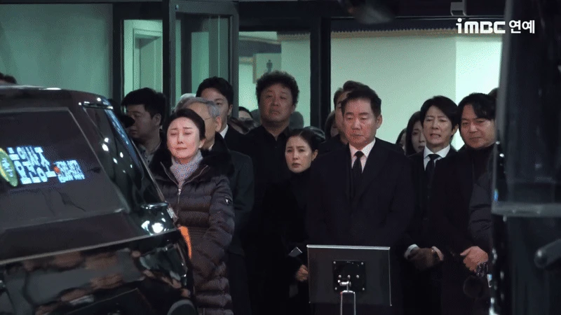 Lễ đưa tang ông nội quốc dân: Ha Ji Won - cháu trai Jung Il Woo khóc nức nở, dàn sao đau xót tiễn biệt - Hình 15