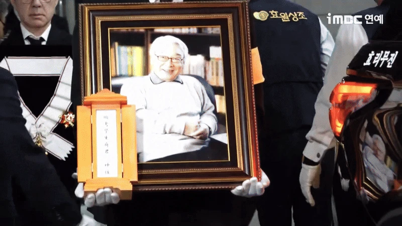 Lễ đưa tang ông nội quốc dân: Ha Ji Won - cháu trai Jung Il Woo khóc nức nở, dàn sao đau xót tiễn biệt - Hình 12