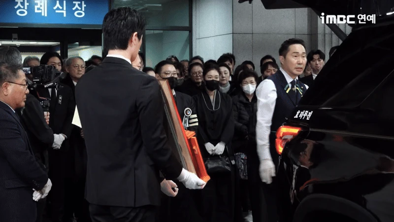 Lễ đưa tang ông nội quốc dân: Ha Ji Won - cháu trai Jung Il Woo khóc nức nở, dàn sao đau xót tiễn biệt - Hình 13