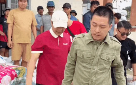 Tuấn Hưng lộ rõ nét mặt buồn sau khi mẹ qua đời, trực tiếp cứu trợ bà con vùng lũ - Hình 1