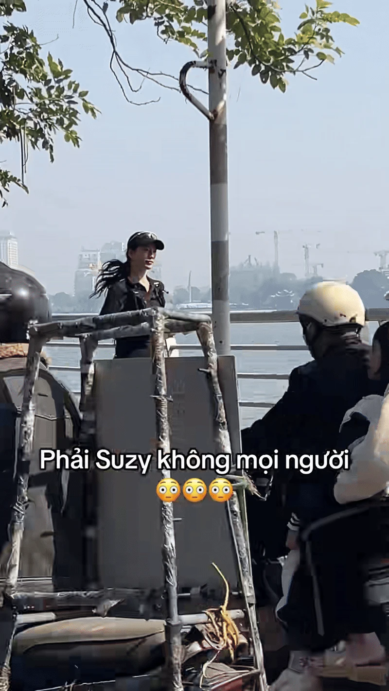 HOT: Bắt gặp Suzy và Kim Seon Ho quay phim ở Hồ Tây, nhan sắc ngoài đời mới là điều gây sốc - Hình 1
