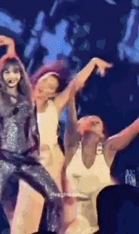 Lisa cho cả thế giới thấy vòng 3, đến Indonesia lại chỉ được... thấy vải! - Hình 3