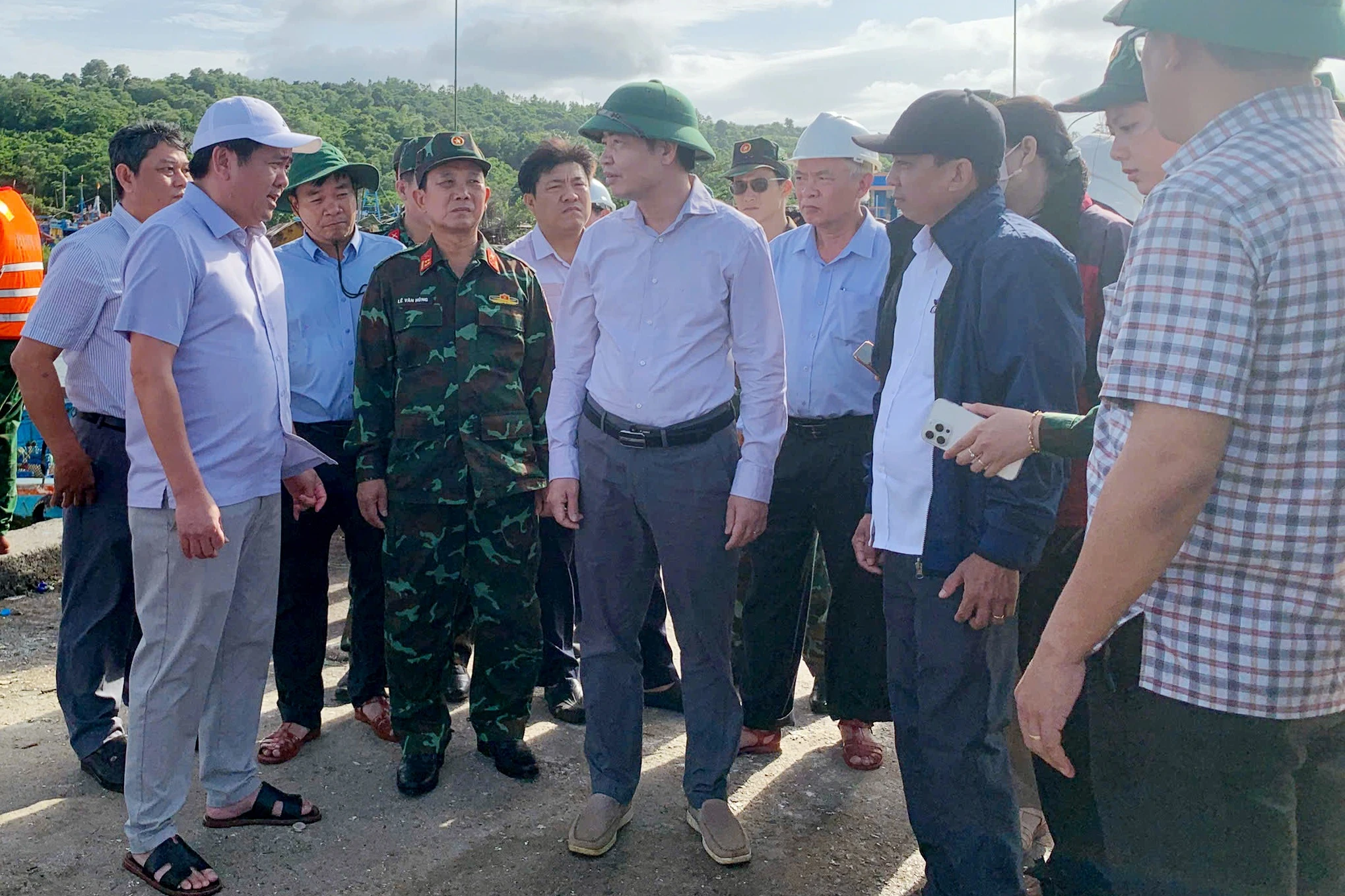 Phát hiện quả đồi có nhiều vết nứt, nguy cơ sạt lở cao ở Quảng Ngãi - Hình 3