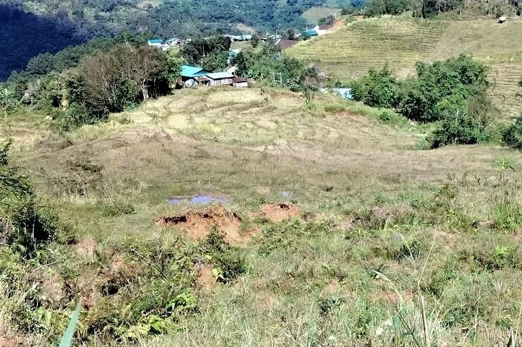 Phát hiện quả đồi có nhiều vết nứt, nguy cơ sạt lở cao ở Quảng Ngãi - Hình 1