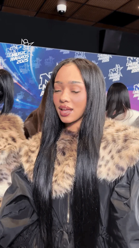 Nhạc gì mà cuốn thế này: Jennie - Lisa cùng dàn sao hot đu trend bằng được, nghe 3 đời vẫn chưa hết chán - Hình 3