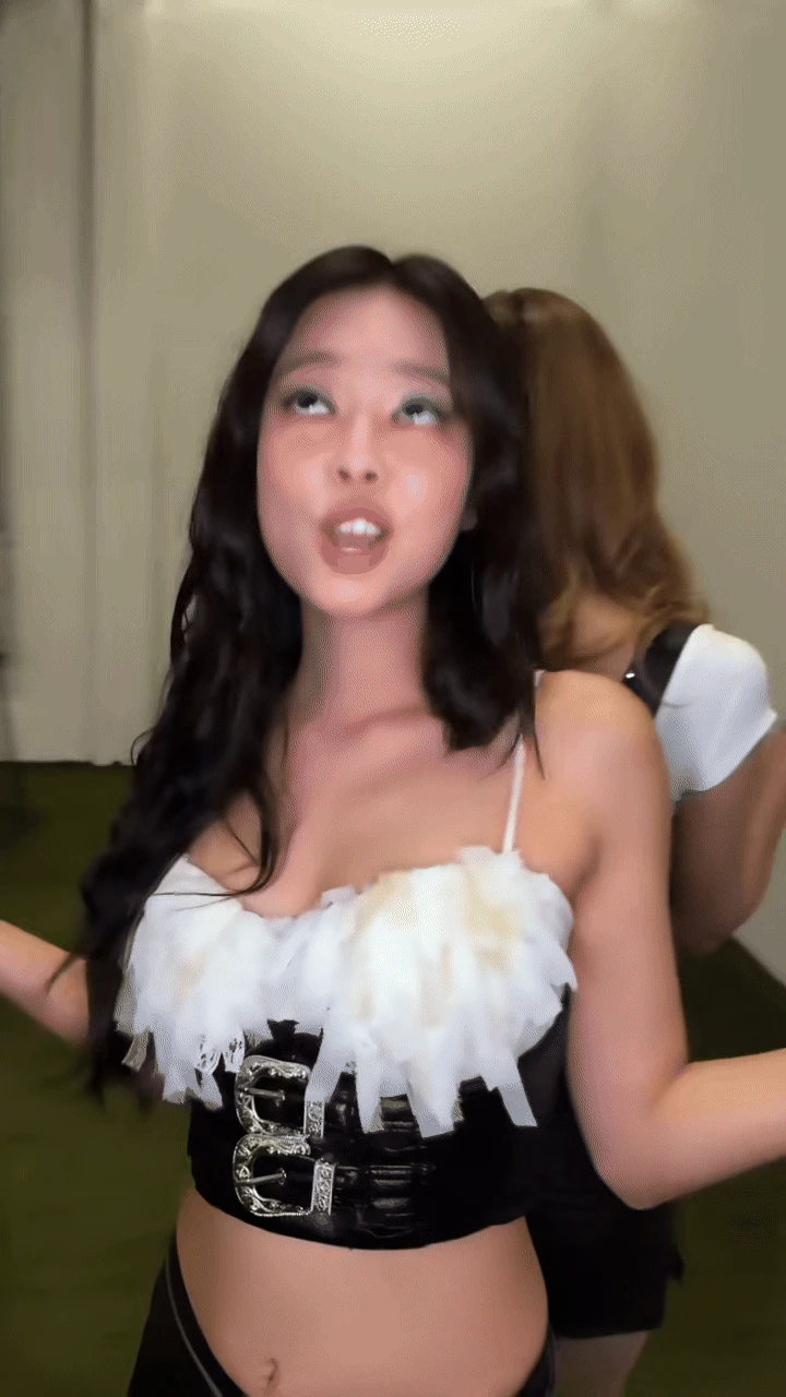 Nhạc gì mà cuốn thế này: Jennie - Lisa cùng dàn sao hot đu trend bằng được, nghe 3 đời vẫn chưa hết chán - Hình 4