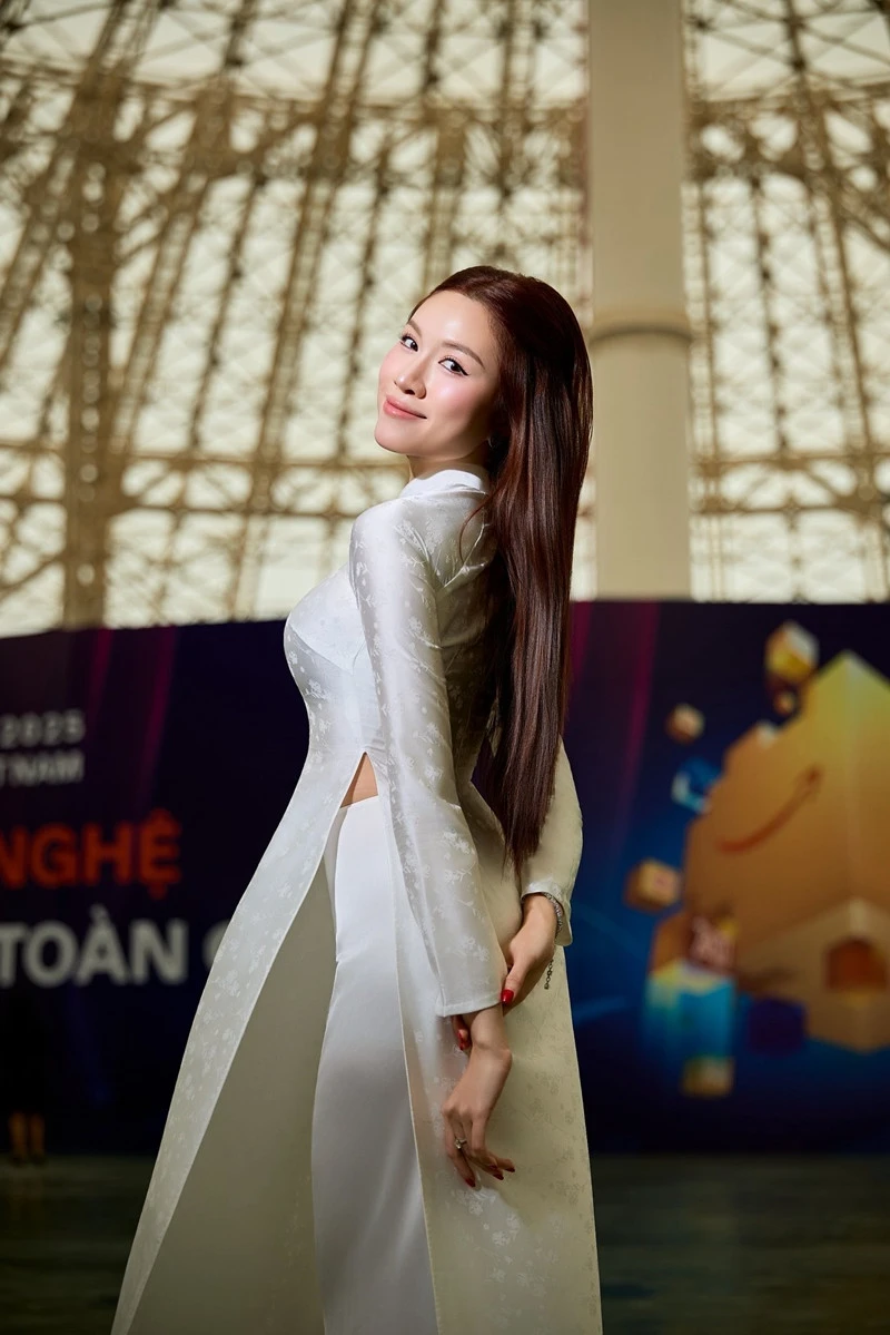 Hành động đẹp của vợ chồng hoa hậu Đỗ Thị Hà, ca sĩ Mỹ Tâm khác lạ không nhận ra - Hình 7