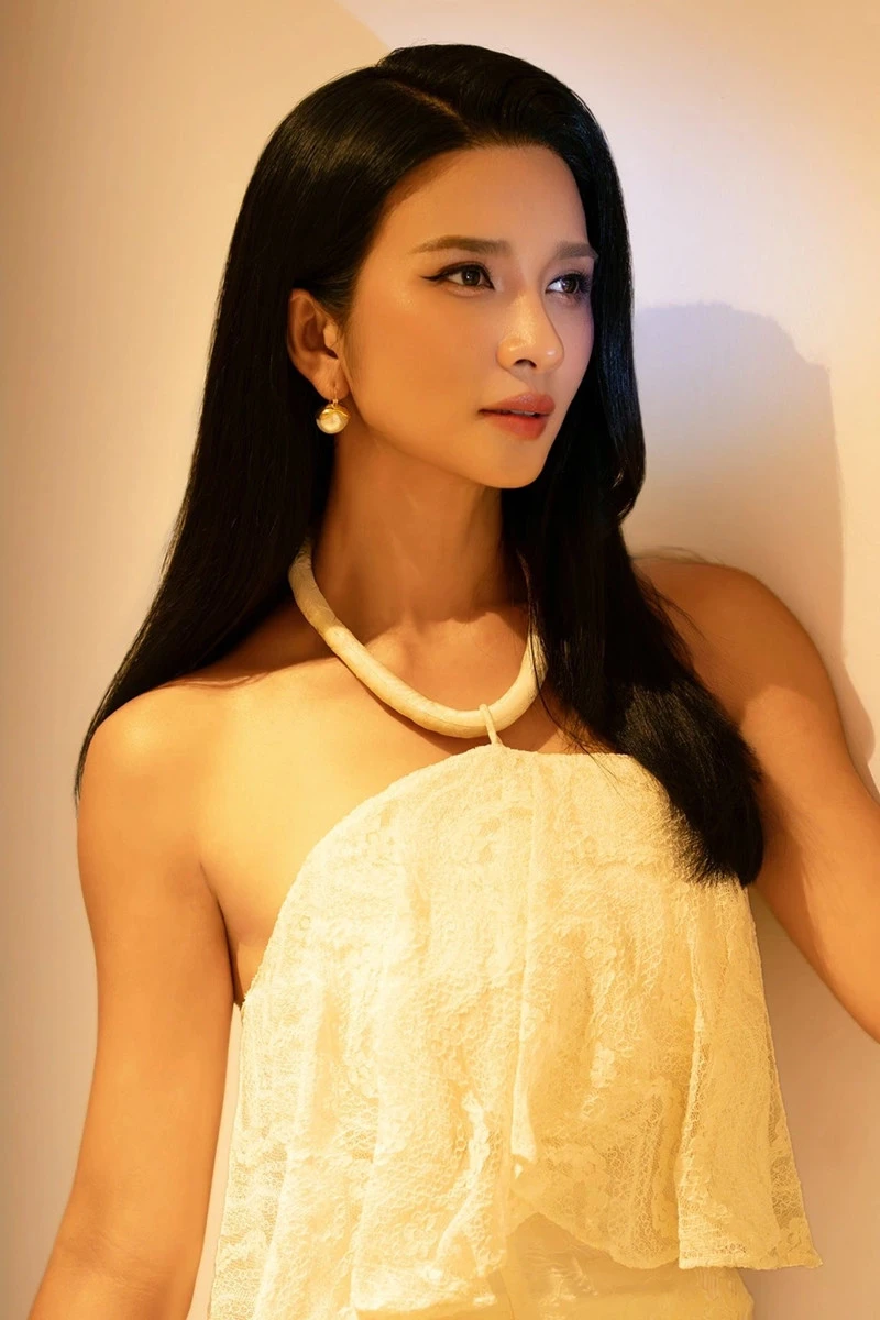 Hành động đẹp của vợ chồng hoa hậu Đỗ Thị Hà, ca sĩ Mỹ Tâm khác lạ không nhận ra - Hình 8