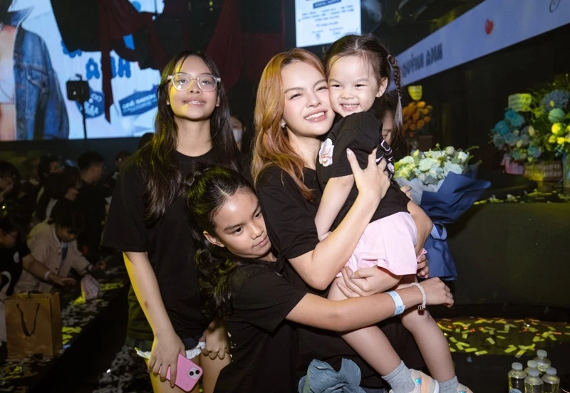 Hành động đẹp của vợ chồng hoa hậu Đỗ Thị Hà, ca sĩ Mỹ Tâm khác lạ không nhận ra - Hình 3