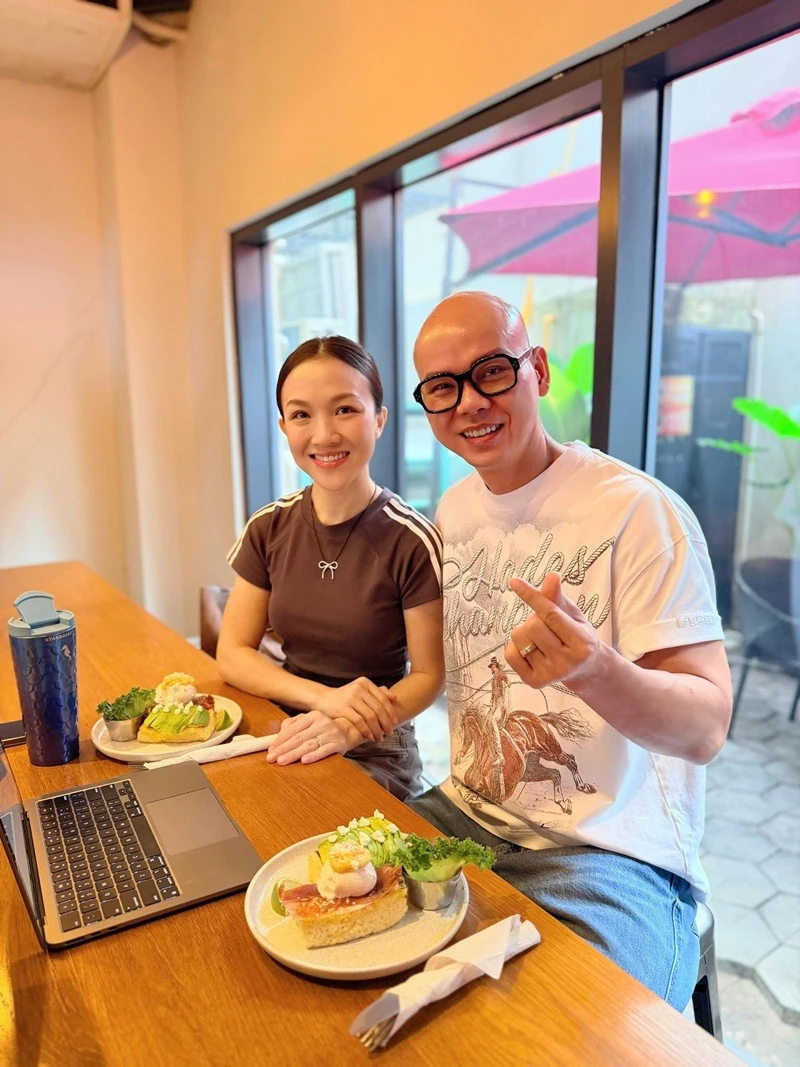 Hành động đẹp của vợ chồng hoa hậu Đỗ Thị Hà, ca sĩ Mỹ Tâm khác lạ không nhận ra - Hình 9