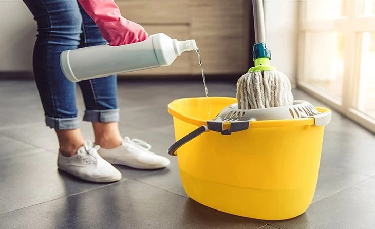 Lau nhà bằng nước là vô nghĩa: Thêm 1 thứ này vào, sàn sáng như gương suốt cả tuần! - Hình 5